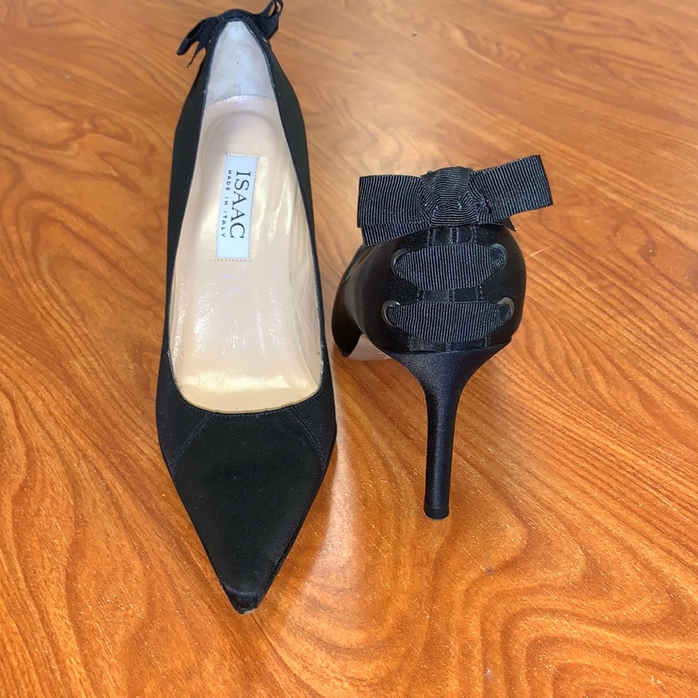Isaac Mizrahi Italian made satin stilettos with bows- sz7